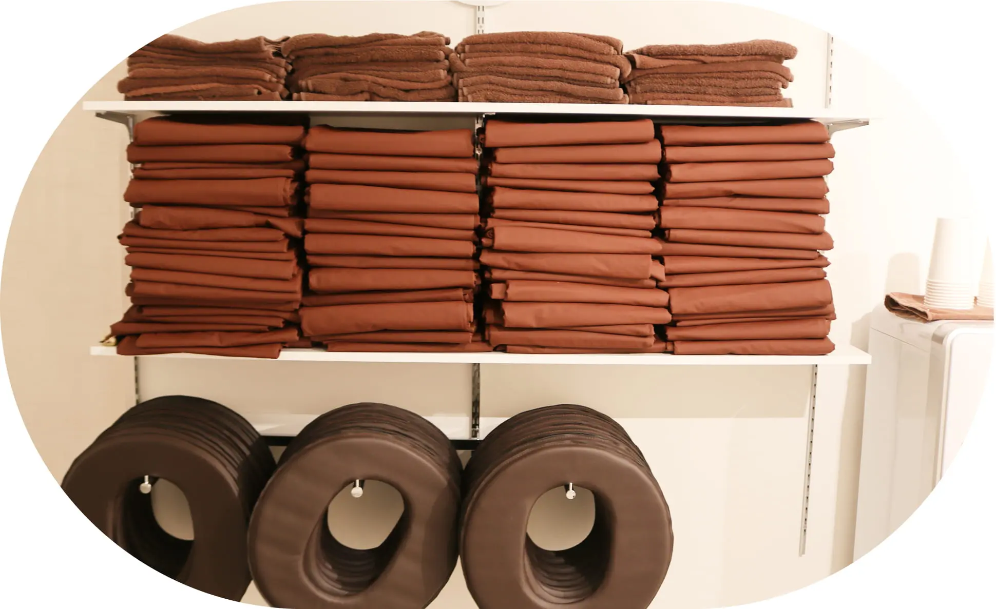 タオルとお水の画像